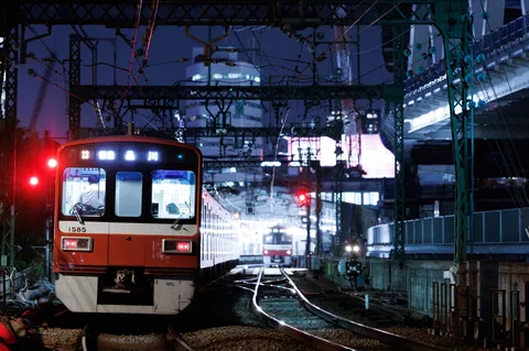 都会の夜、疾走する光の列車