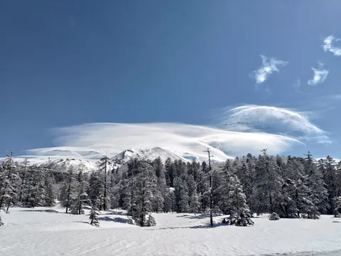 雪化粧の山と空の芸術