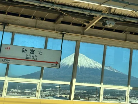 駅の向こう、白き富士
