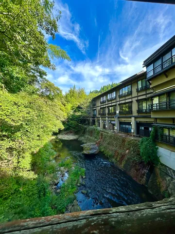 川沿いの宿、木漏れ日と水音