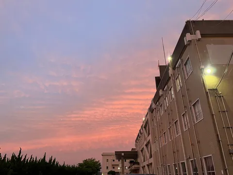 茜色の空と建物