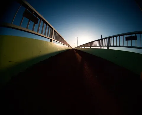 空と歩道のコントラスト