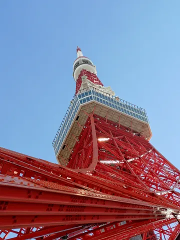 空へと続く情熱の赤