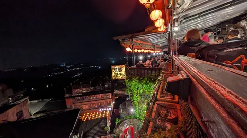 夜の縁側に灯る物語