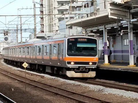 都会の駅、電車発車直前
