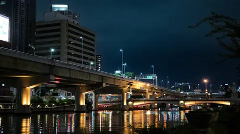 夜の水辺と橋の灯り