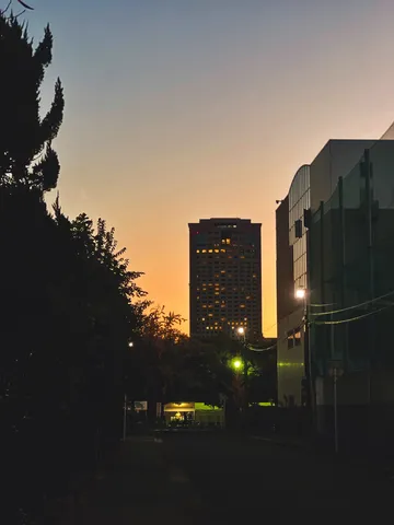 都会の夕暮れ、明かりが灯るビル