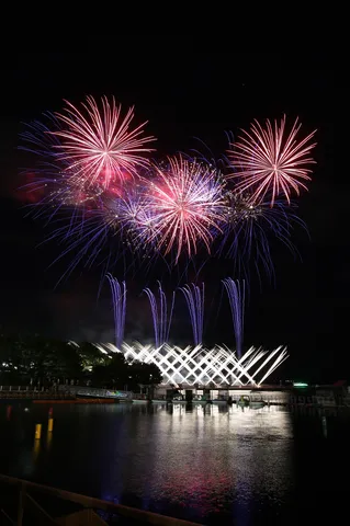 夜空と水面を彩る光の詩
