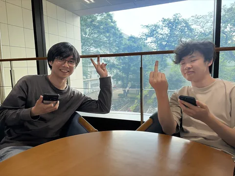 対照的なポーズが決まる一枚