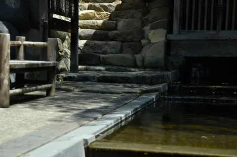 石畳と水の静寂