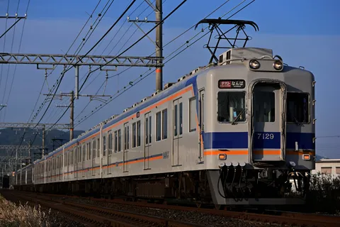 青空に映える特急列車