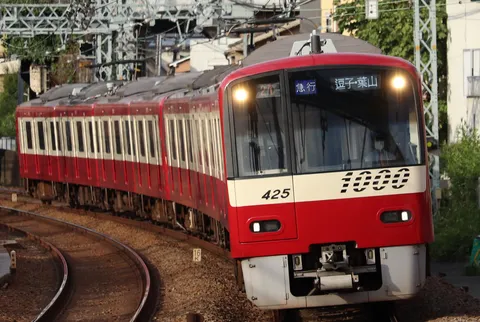 赤い車体の急カーブ