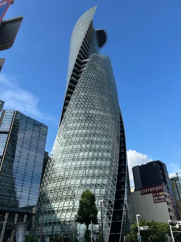 ねじれた未来都市