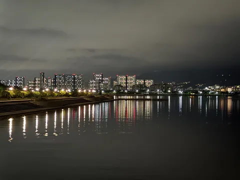 静寂の街、光の揺らぎ
