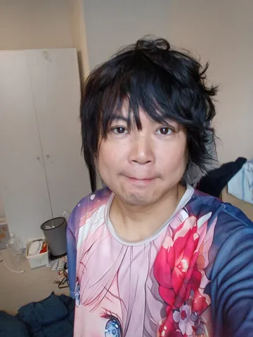 アニメ風シャツが映える部屋