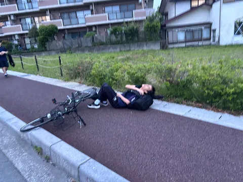 自転車と倒れる人