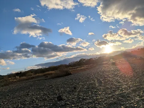 空と大地、夕日のランウェイ