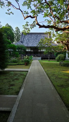古刹へと続く石畳の道