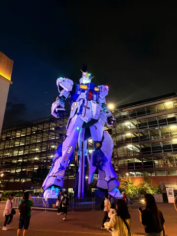 巨大ロボット、夜空にそびえ立つ