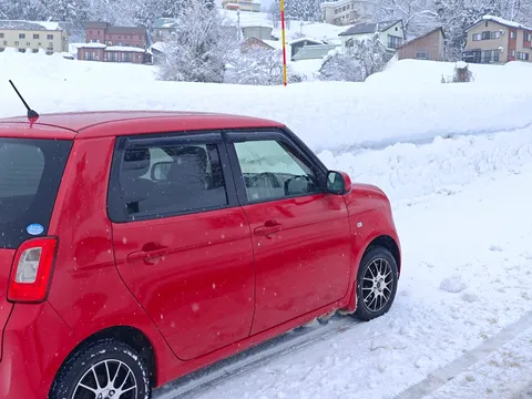 雪景色に映える赤