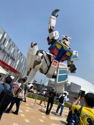 青空の下、そびえ立つ巨神