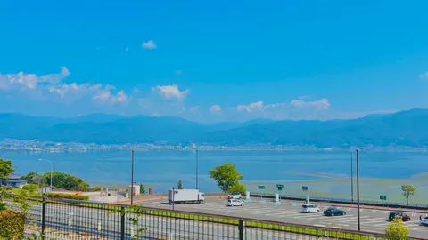青空と湖が広がる開放感