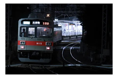 夜の鉄路に光が走る