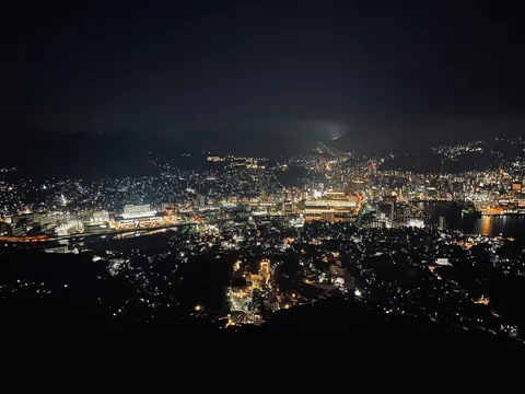 闇夜に灯る無数の星々