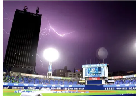 雷光とスタジアムの夜景