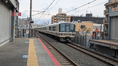 プラットホームへ滑り込む列車