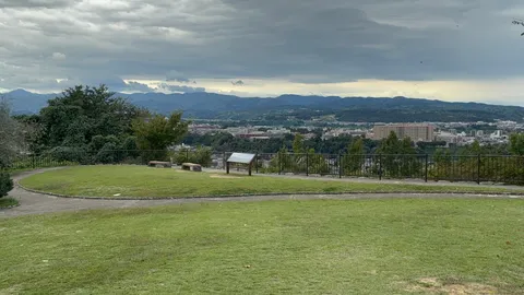 雨空見下ろす街並み