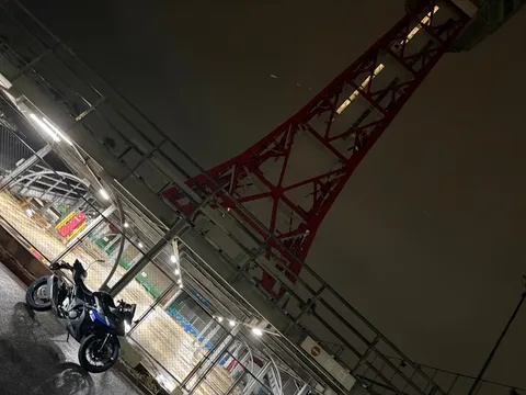 夜の赤塔と静かなバイク