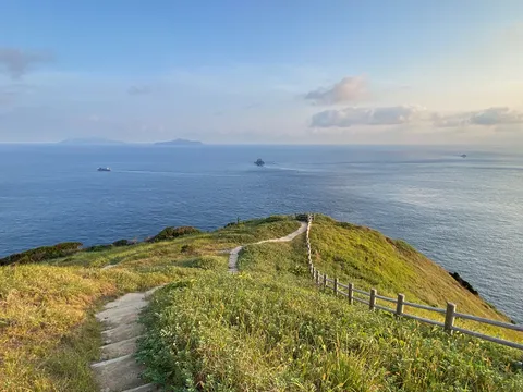 海と草原の風景道