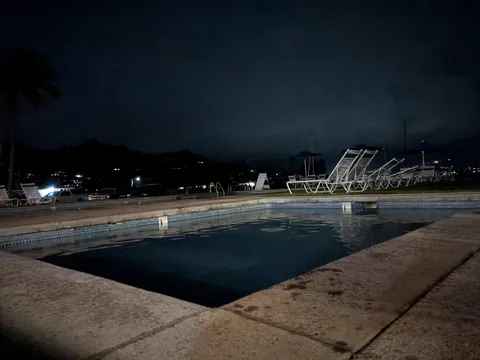 夜の静寂、リゾートのプールサイド