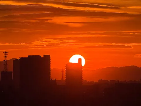 街に沈む夕日、燃える空