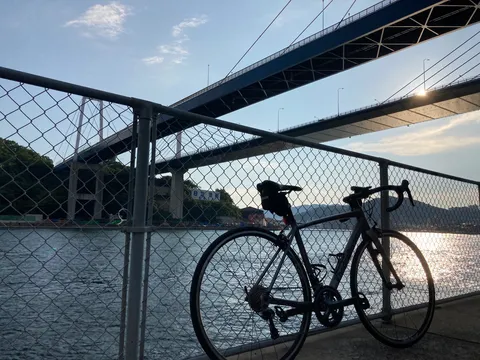 橋の重なりと夕暮れの自転車
