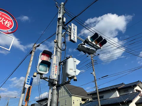 信号機と電線、青い空のコントラスト