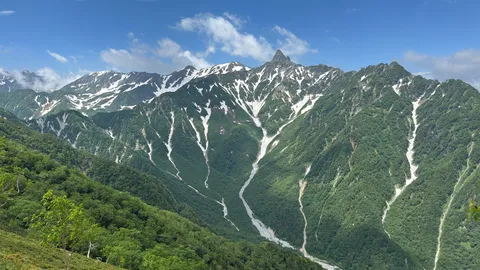 山と雪の静かな対話
