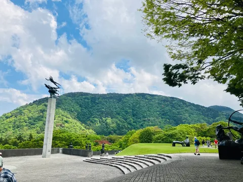緑深き丘に立つ、風を纏う彫刻