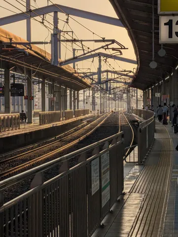 駅は今日も光のランウェイ