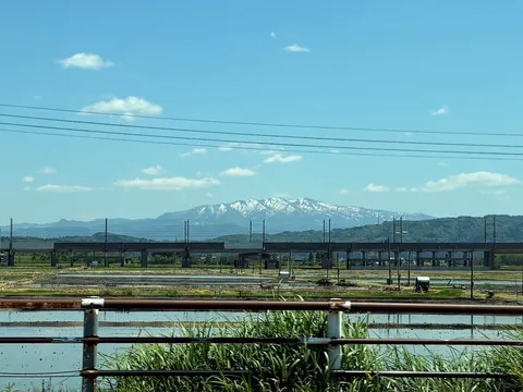 山を望む田園風景と鉄橋