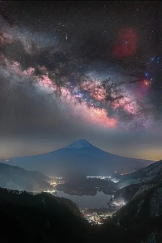 星河の下の静かな山