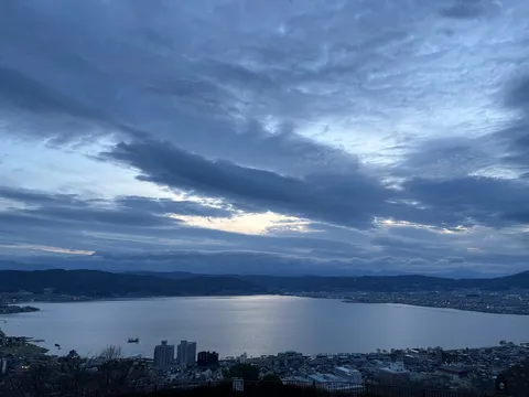 青い時間の湖と街