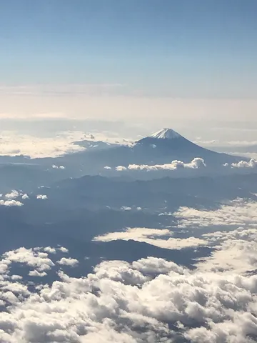 雲海を抜ける山の頂