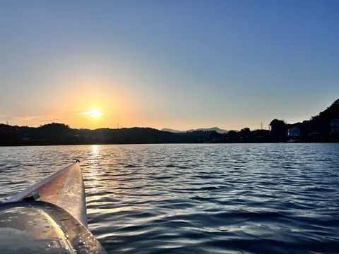 夕陽と水面の静かな軌跡