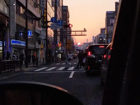 夕暮れ時の都会、交差点の風景