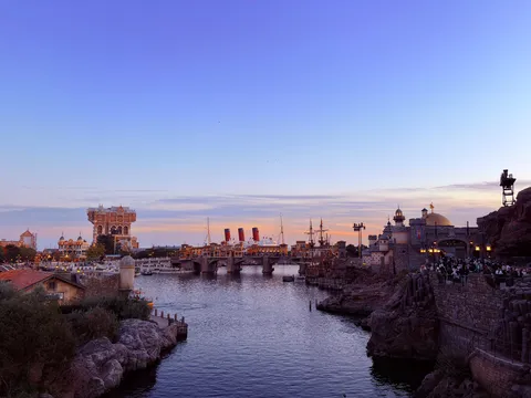 魔法にかかる夕暮れの港