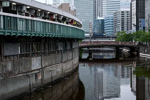 水面に映る都会のビル群