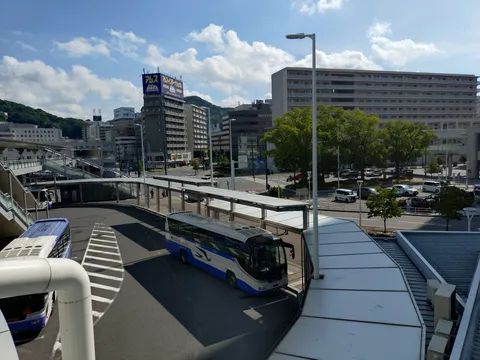 バスが並ぶターミナル風景