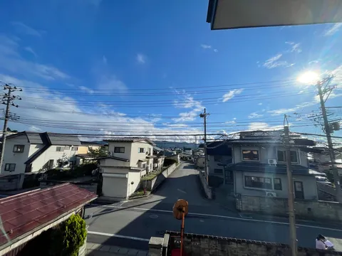 日差しが心地よい坂道の街並み